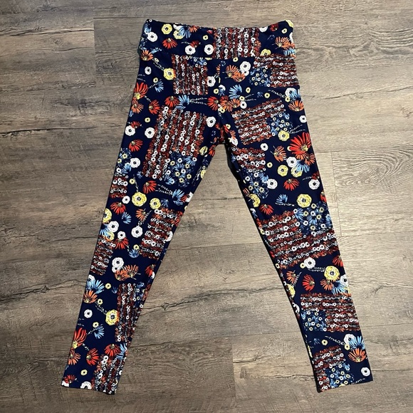 American Flag Floral Leggings.  Women's Size Large / XL.  Buttery Soft. - Picture 4 of 6